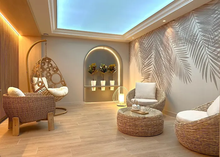 Brit Hotel Piscine & Spa - Fougeres