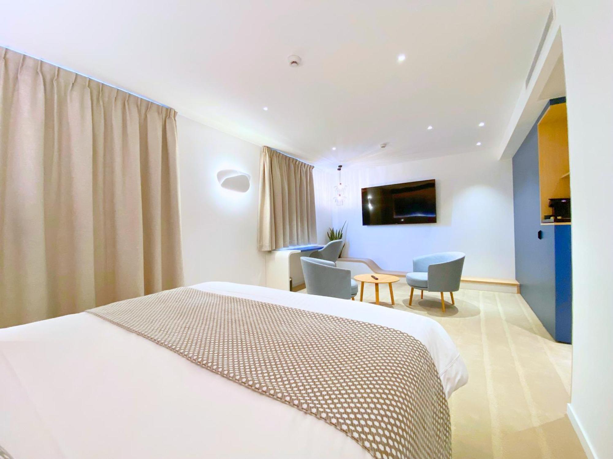 Brit Piscine & - Fougeres Hotel 3*
