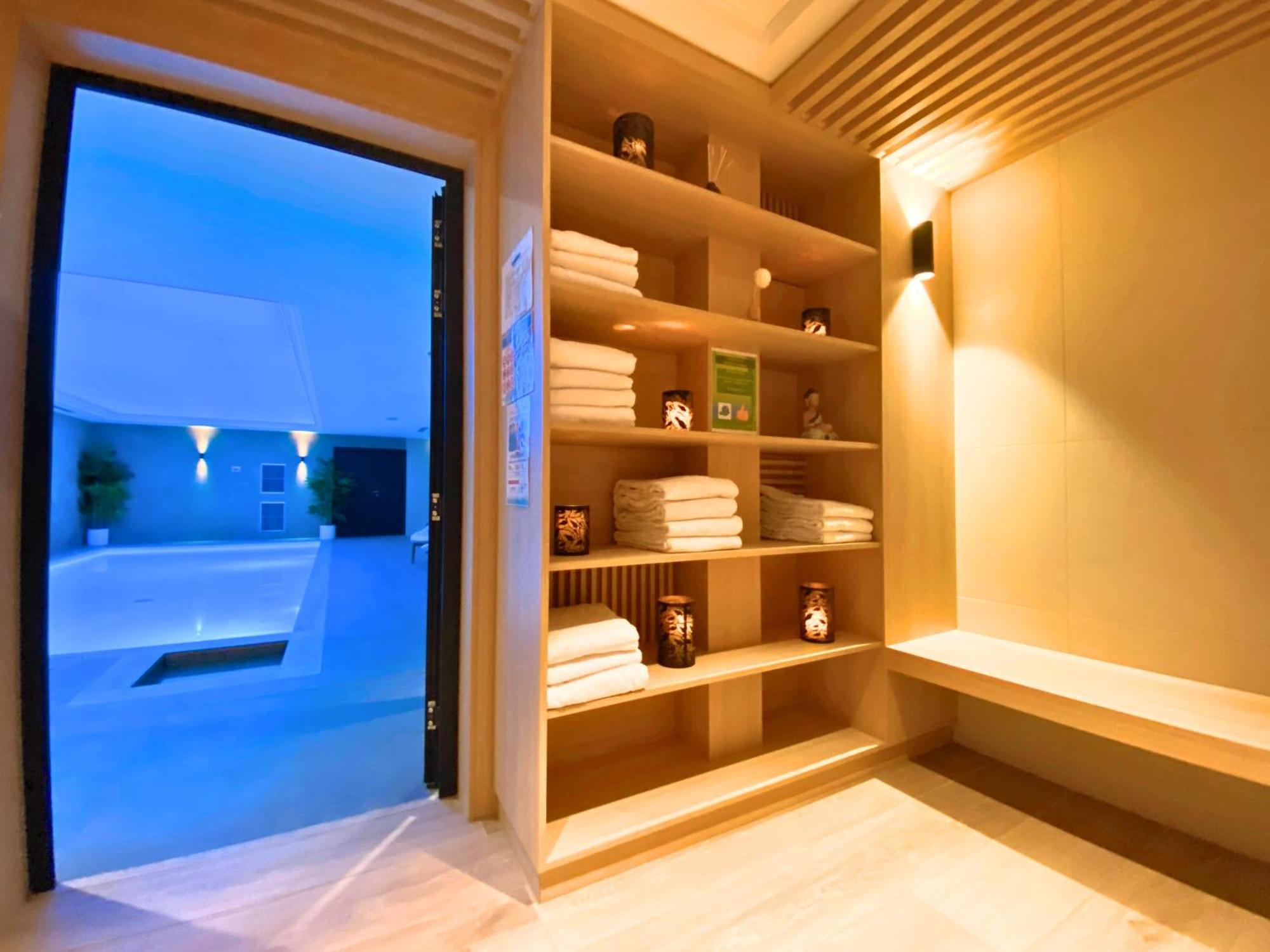 Brit Piscine & - Fougeres Hotel 3*