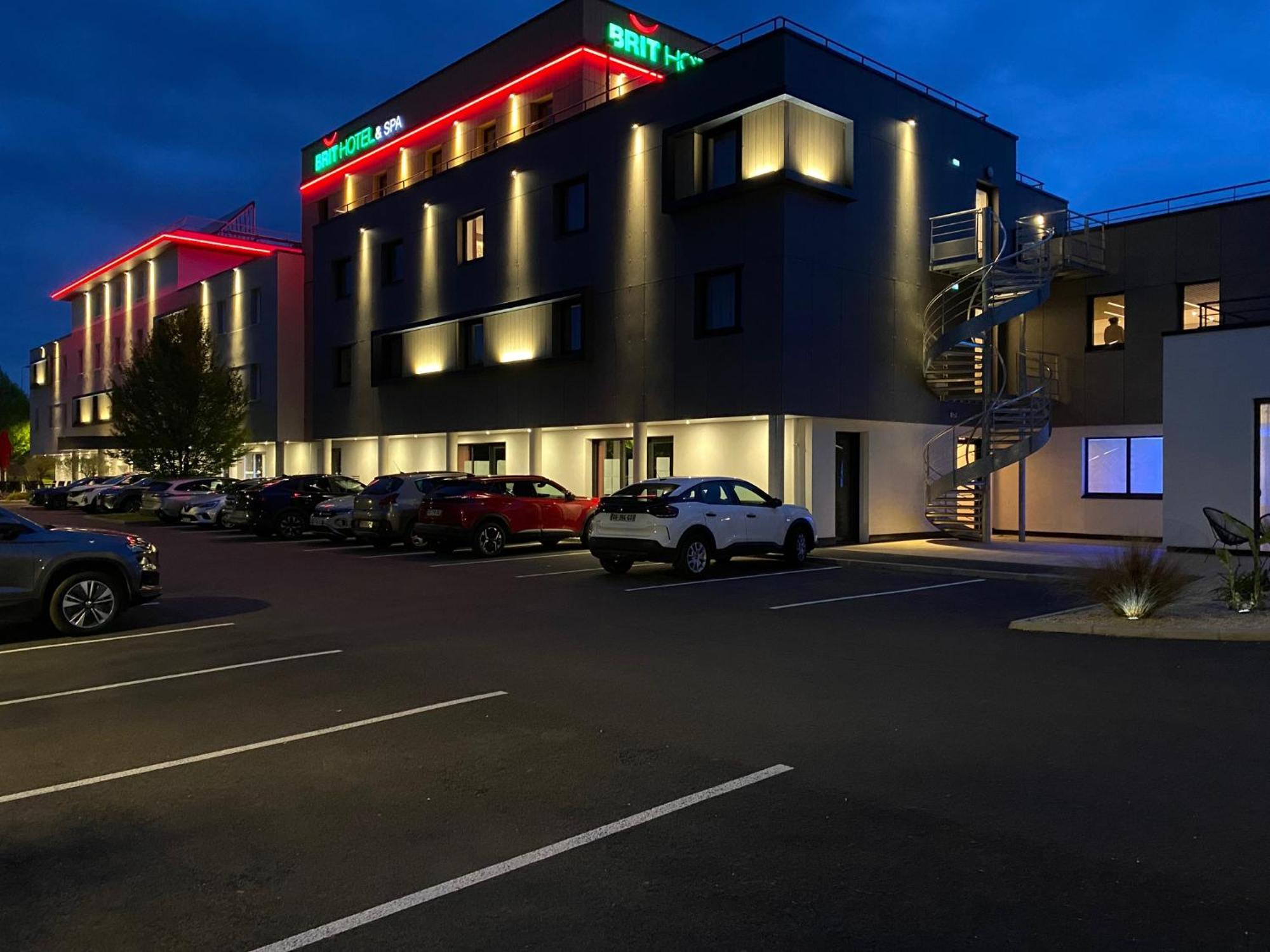 Brit Piscine & - Fougeres Hotel