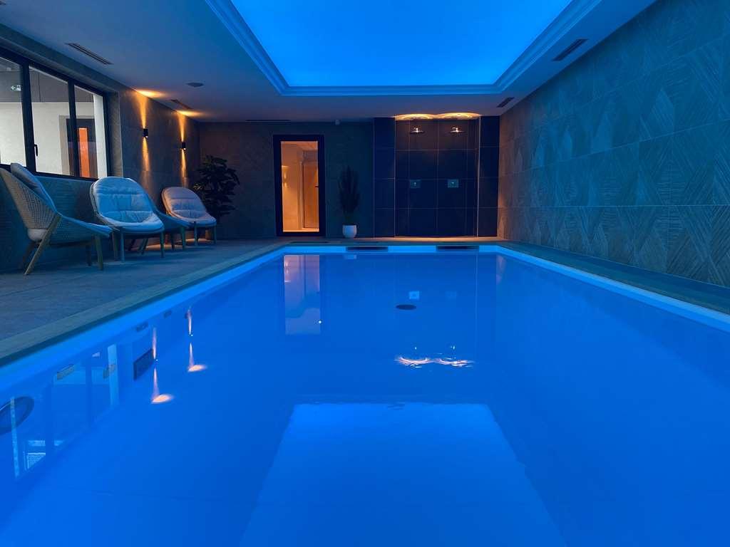 Brit Piscine & - Fougeres 3* Lecousse