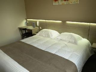 Brit Piscine & - Fougeres Hotel 3*